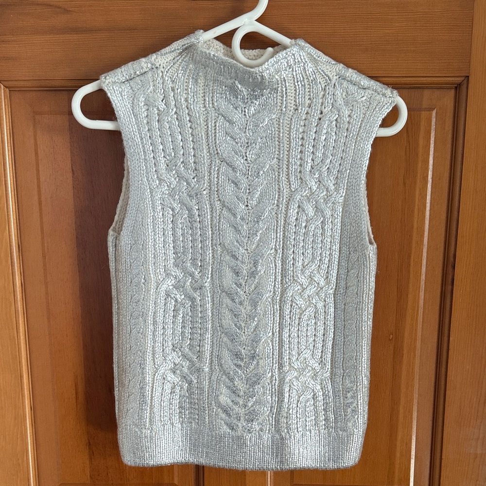 Cable Knit Sleeveless Sweater - Gray